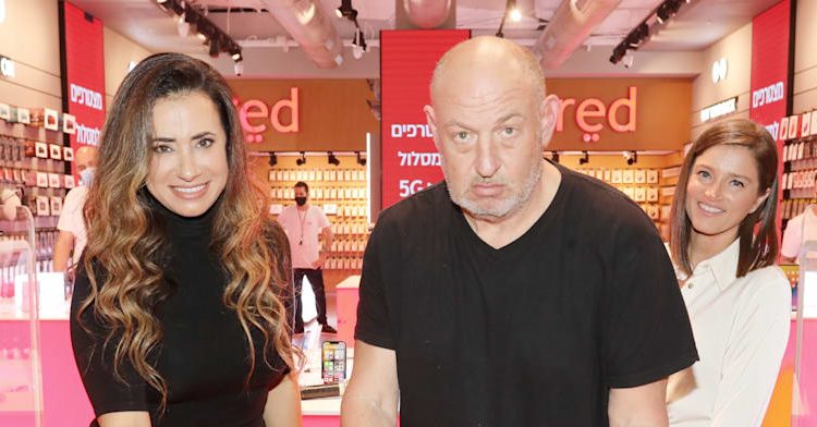הראל ויזל וטל גרנות-גולדשטיין באירוע השקת הרשת red. מאחורה שני אסייג. צילם אוהד רומנו
