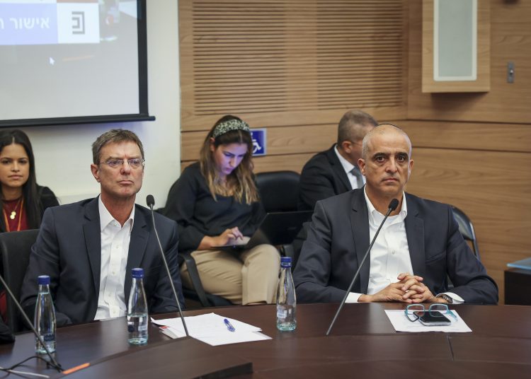 מימין מישאל וקנין יו"ר הדואר ומשמאל דוד לרון מנכ"ל הדואר צילום: דוברות הכנסת, נועם מושקוביץ