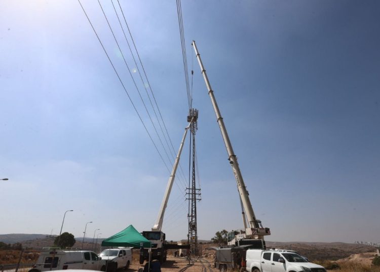 עבודות התקנה אתר סלולרי על עמוד של חח"י צילום יוסי וייס