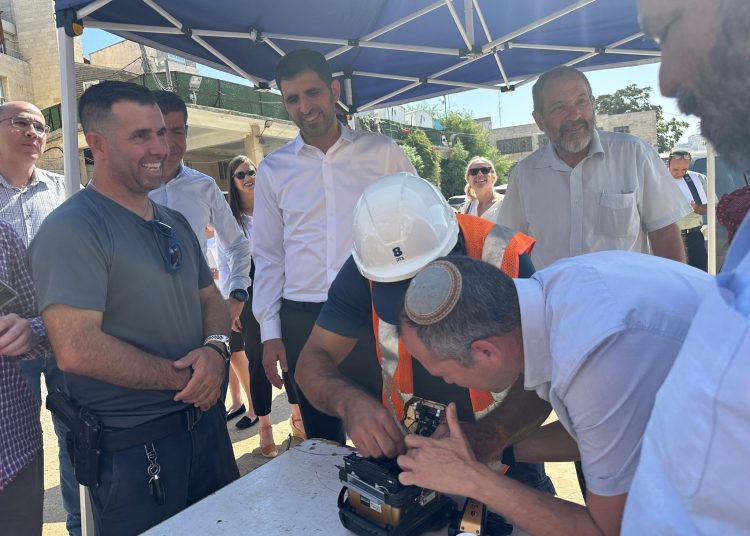 פריסת סיבים בחברון צילום דוברות משרד התקשורת