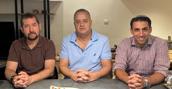 מימין אלעד מלכא, גדי פרץ ואלעד מן. צילום איה פרץ