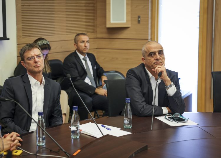 מימין מישאל וקנין היו"ר ודוד לרון מנכל הדואר לצידו צילום נועם מושקוביץ דוברות הכנסת