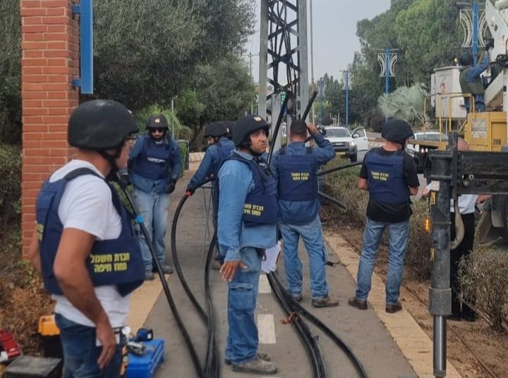 עובדי חחי מתקנים תקלות בדרום צילום דוברות החברה