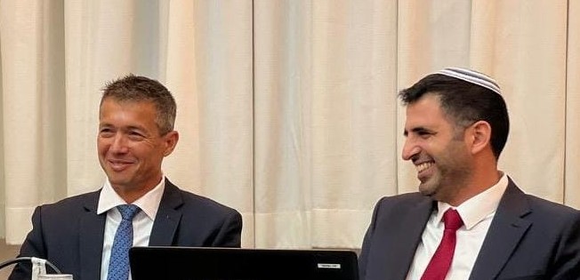שר התקשורת שלמה קרעי וקודמו יועז הנדל צילום דוברות המשרד