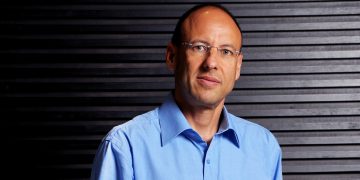גיל שרון יו"ר דירקטוריון בזק פורש מתפקידו