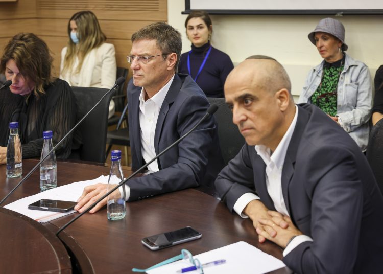 מישאל וקנין יו"ר הדירקטוריון מימין ודוד לרון מנכ"ל דואר ישראל לשמאלו, צילום נעם מושקוביץ דוברות הכנסת