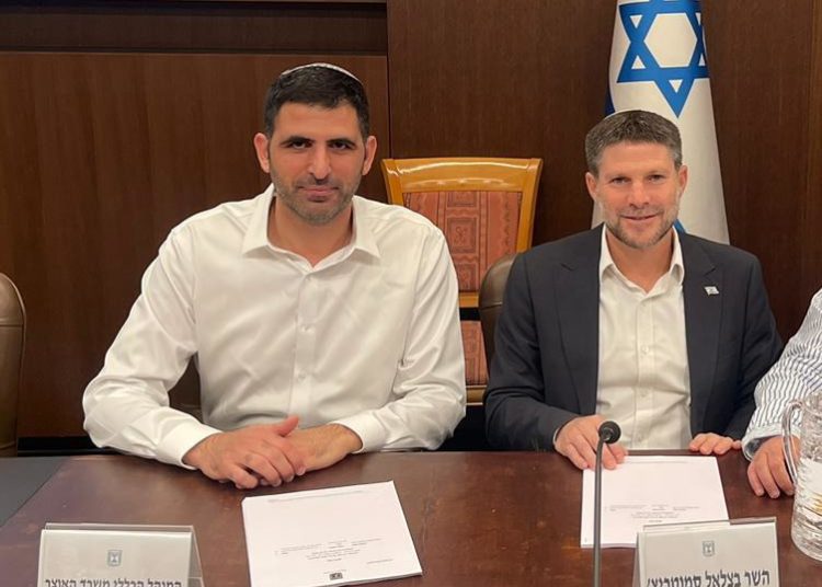 מימין שר האוצר בצלאל סמוטריץ' ומשמאל שר התקשורת שלמה קרעי צילום דוברות משרד התקשורת