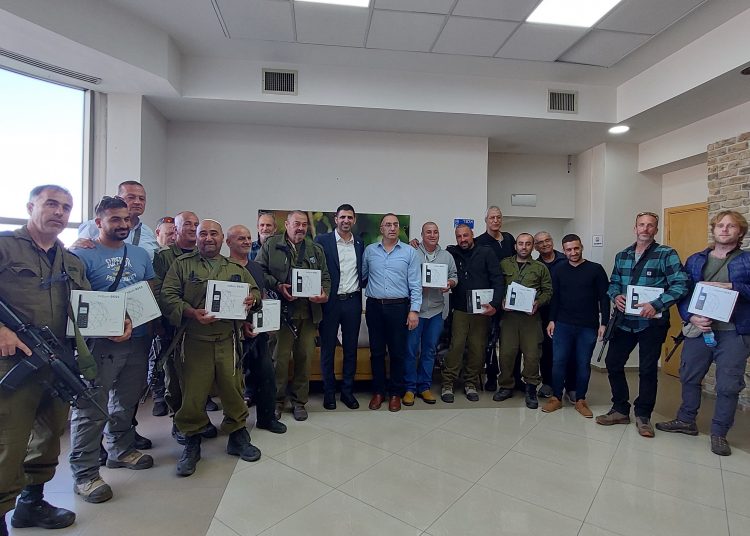 שלמה קרעי מחלק טלפונים לכיתות כוננות צילום דוברות המשרד