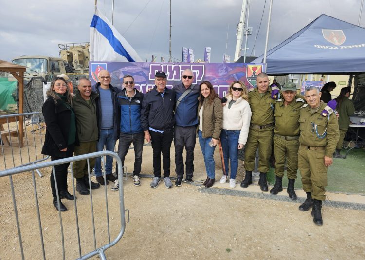 האלוף במיל יום טוב סמיה במרכז יחד עם אנשי העמותה צילום יחסי ציבור פלאפון
