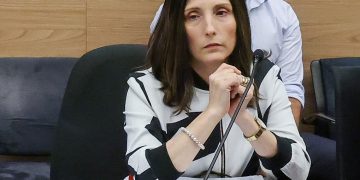 היועצת המשפטית של משרד התקשורת חשה שקרעי תופר לה תיק ודחתה ההצעה לתקופת ניסיון נוספת