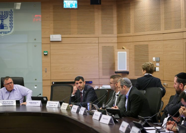 ח"כ גלעד קריב בדיון בוועדת הכלכלה בנושא הטלפונים הכשרים מול שר התקשורת שלמה קרעי ויו"ר הועדה דוד ביטן צילום נועם מושקוביץ דוברות הכנסת