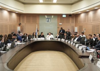 חילוקי דעות בתוך הקואליציה והסתייגויות של משרד המשפטים בנושא הטלפונים הכשרים