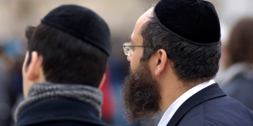 חילוקי דעות בתוך הקואליציה והסתייגויות של משרד המשפטים בנושא הטלפונים הכשרים
