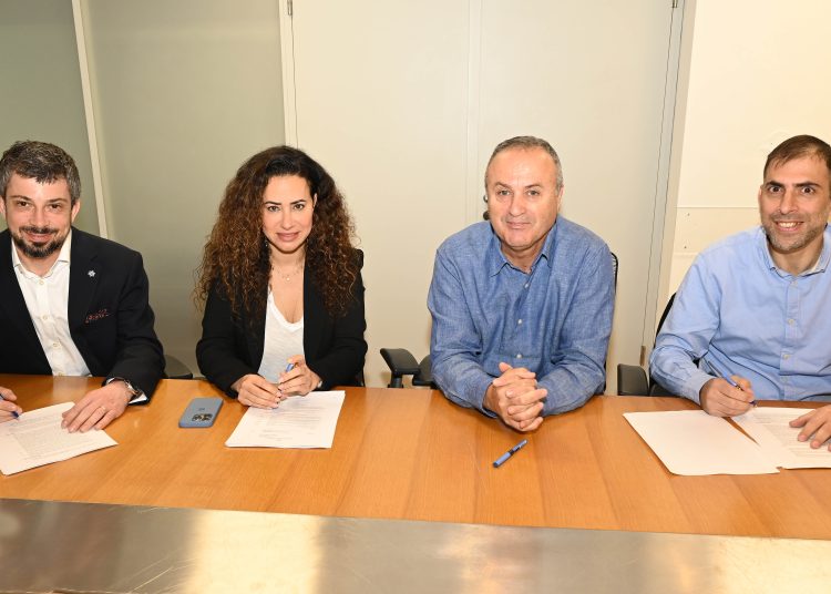 מימין שמעון פחימה סמנכ"ל כספים דליה אנרגיה, עובד דבי מנכ"ל דליה אנרגיה, טל גרנות גולדשטיין מנכלית הוט ויבגני צרקסקי סמנכל כספים הוט צילום תמר מצפי