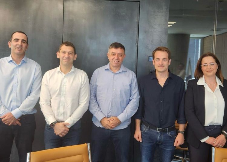 מימין לשמאל: דגנית קרמר משנה למנכ"ל פרטנר, אילן לדרר מנהל Partner Power, אבי גבאי מנכ"ל פרטנר, גיורא אלמוגי מנכ"ל או.פי.סי אנרגיה, ערן אמויאל מנכ"ל או.פי.סי החזקות ישראל צילום פרטנר יחסי ציבור