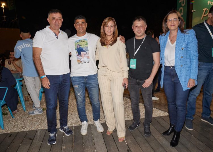 דגנית קרמר משנה למנכ״ל פרטנר, יבגני דולקרט סמנכ״ל משאבי אנוש ותפעול קרן אופק יו״ר ועד העובדים ויוסי חבני אביה של שקד חבני ז״ל, אבי גבאי מנכ״ל פרטנר