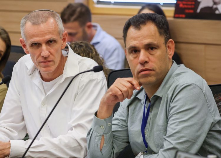 מימין יובל יעקובי סגן מנהל רשות החברות ולצידו ינקי קווינט ממלא מקום מנהל רשות החברות צילום נועם מושקוביץ דוברות הכנסת