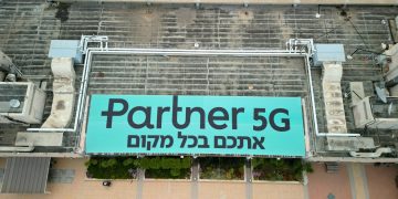 פרטנר הציגה שלט ענק על גג הבניין בראש העין