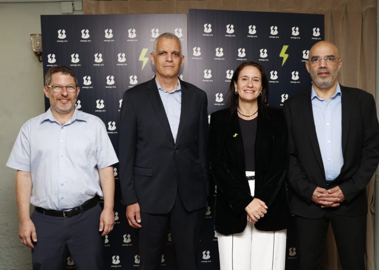 מימין ניר דוד מנכ"ל בזק, טלי פולג סמנכ"ל שיווק בזק, יואב הר אבן, מנכ"ל PowerGen והראל בלינדה מנכ"ל המיזם צילום אלון רון