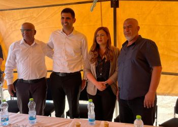 מה עדיף – אתר סלולרי או דמי חסות? תעשיית הסחיטה משגשגת בזמן שהתושבים מנותקים