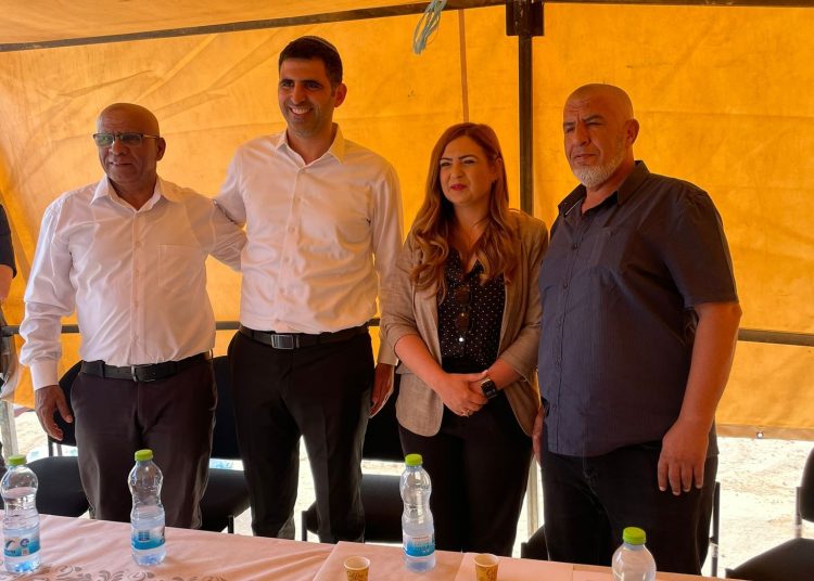 שר התקשורת שלמה קרעי וענבל משש מנכ"לית משרד התקשורת בסיור במגזר הבדואי בנגב צילום דוברות משרד התקשורת