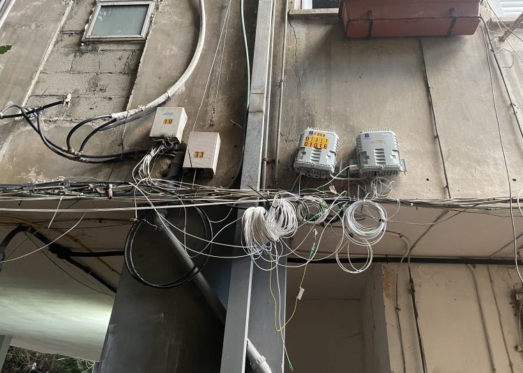 חיבורים של רשתות נחושת ורשתות סיבים במקביל בבניין בתל אביב. צילום מערכת זמן אוויר