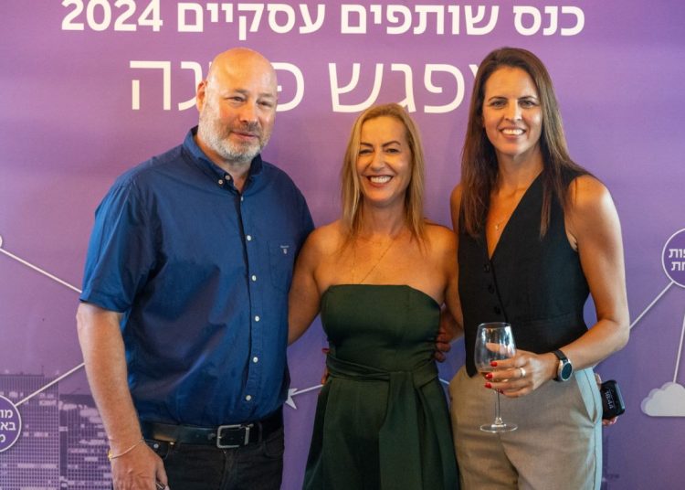 מימין סמנכ"ל לקוחות עסקיים סיוון שושן לישע, מזל אזולאי מנהלת שותפים עסקיים ודניאל ספיר מנכ"ל סלקום צילום מידנייט אינפיניטי