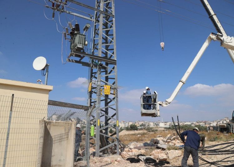 עבודות התקנה של של אתר סלולר על עמודי חשמל צילום יוסי וייס