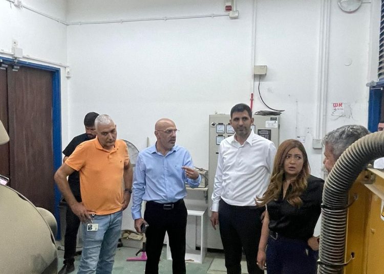 שר התקשורת שלמה קרעי ומנכ"לית משרדו בסיור עם ראשי בזק בצפון במתקן בזק שנפגע צילום דוברות בזק