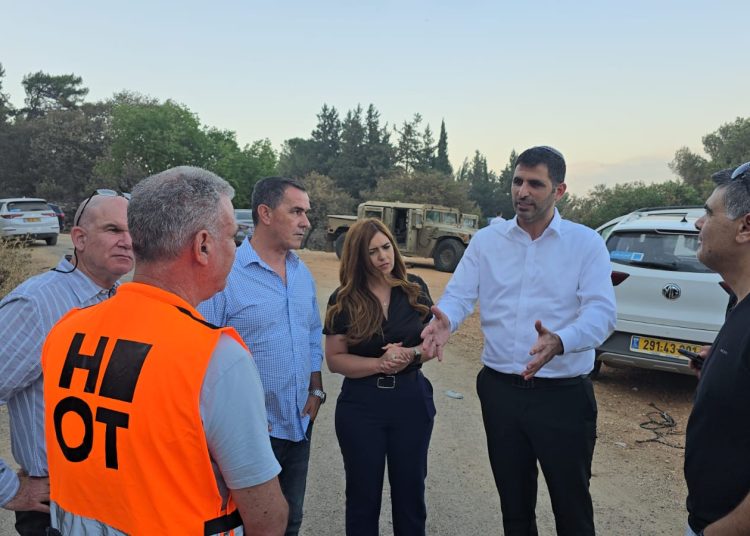 שלמה קרעי שר התקשורת בסיור אמש בצפון צילום דוברות המשרד