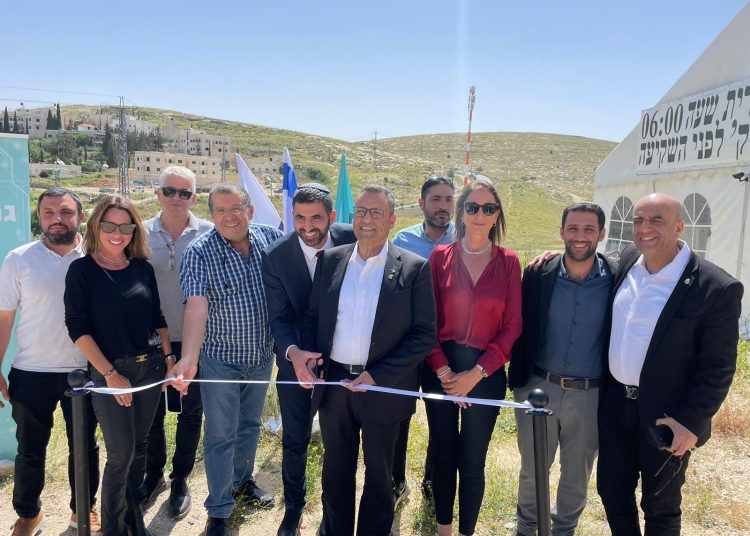 שר התקשורת שלמה קרעי חונך אתר סלולרי משותף לחברות בהר חומה צילום דוברות המשרד