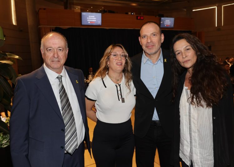 מימין לשמאל יעל אבקסיס, אילן סיגל מנכל yes, סבין תעסה ויעקב (קובי) בליטשטיין, מנכל משרד החוץ קרדיט רפי דלויה