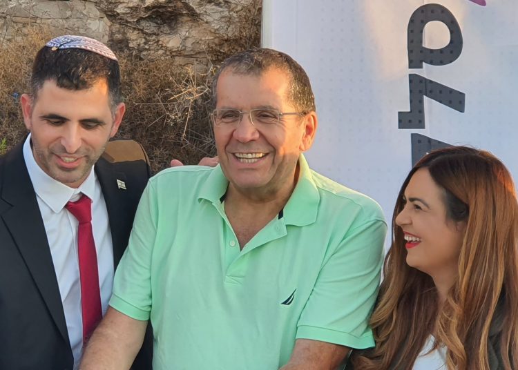 מימין ענבל משש מנכ"לית משרד התקשורת, רוני חורי מנהל אגף פיקוח ספקטרום ושר התקשורת שלמה קרעי בטקס השקת אנטנה סלולרית בבית שמש צילום זמן אוויר