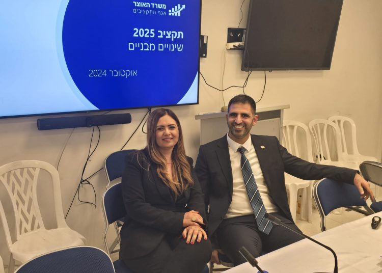 שלמה קרעי שר התקשורת וענבל משש מנכ"ל המשרד שעזבה את התפקיד ועברה למנכ"ל את רשות התעסוקה צילום דוברות משרד התקשורת