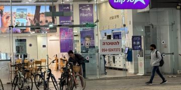 חנות הדגל של סלקום בדיזינגוף סנטר: האם תישאר במקומה?