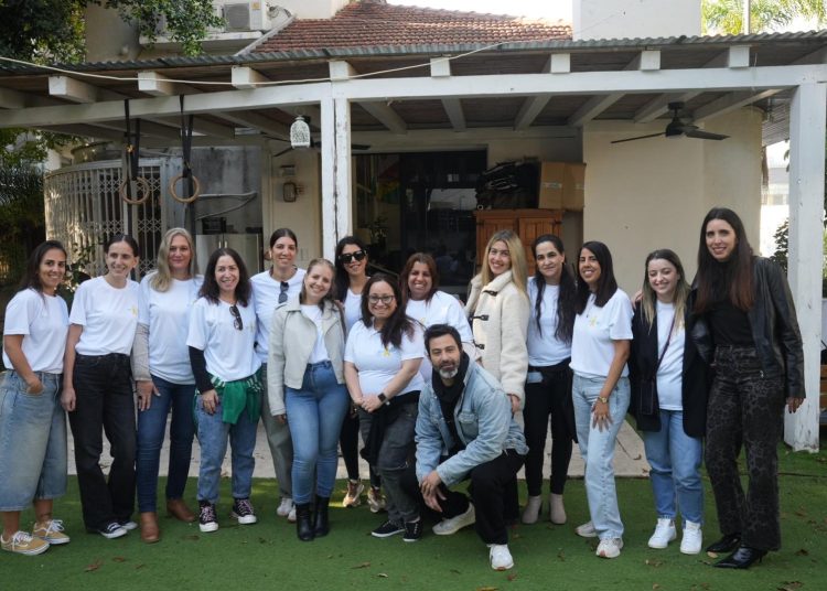 יהודה לוי ועובדות פלאפון. קרדיט יוני ספיר