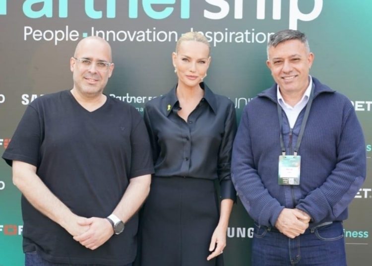 אבי גבאי מנכ"ל פרטנר מימין, גלית גוטמן מנחת האירוע ואבי דבורה סמנכ"ל חטיבה עסקית צילום מורן גז