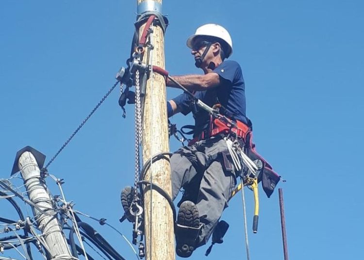 טכנאי בזק על עמודים בצפון מתקן כבלי תקשורת צילום דוברות בזק