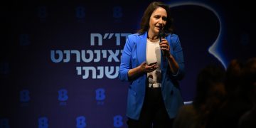 כך השתנו החיים הדיגיטליים של הישראלים ב-2024: מהפכת ה-AI, משבר אמון ושינויים בהרגלי הצריכה