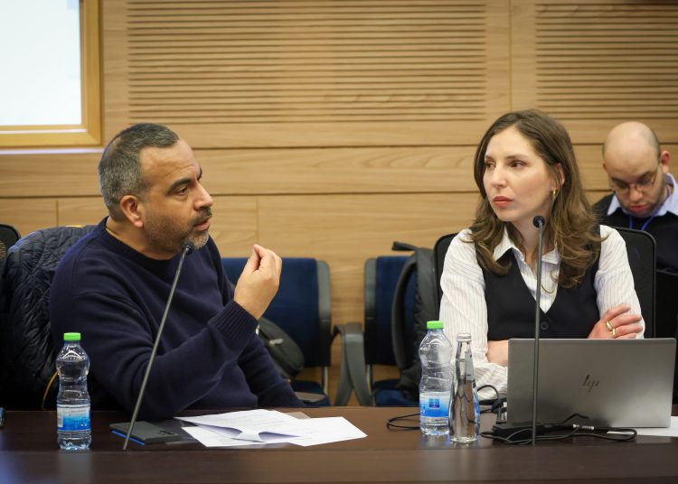 מימין עו"ד עדי ליברוס מלשכת היועץ המשפטי לממשלה כלכלה וגולן יוכפז מנכל התאגיד בדיון היום צילום נועם מושקוביץ דוברות הכנסת