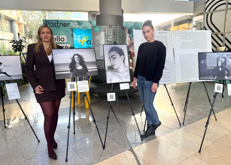 משמאל מאיה רדושינסקי סמנכ"לית חטיבת לקוחות פרטיים שרית הכט סמנכ"לית ייעוץ משפטי צילום יחסי ציבור