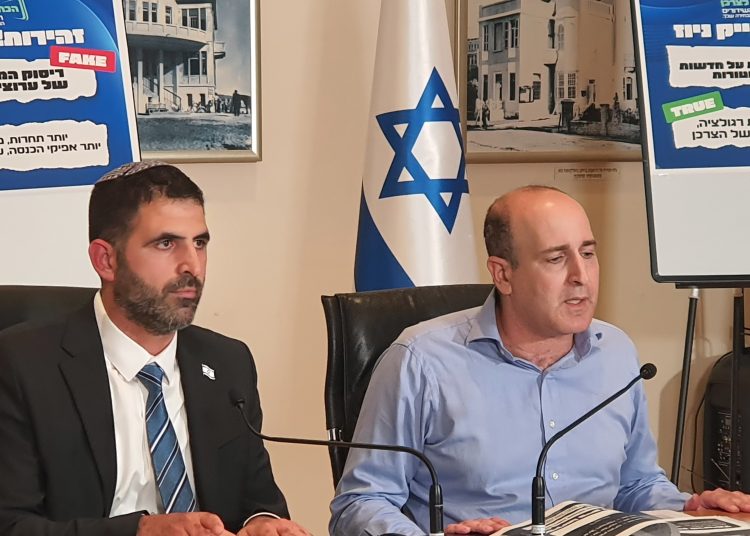 משמאל שר התקשורת שלמה קרעי ואלעד מקדסי מנכל משרד התקשורת צילום זמן אוויר