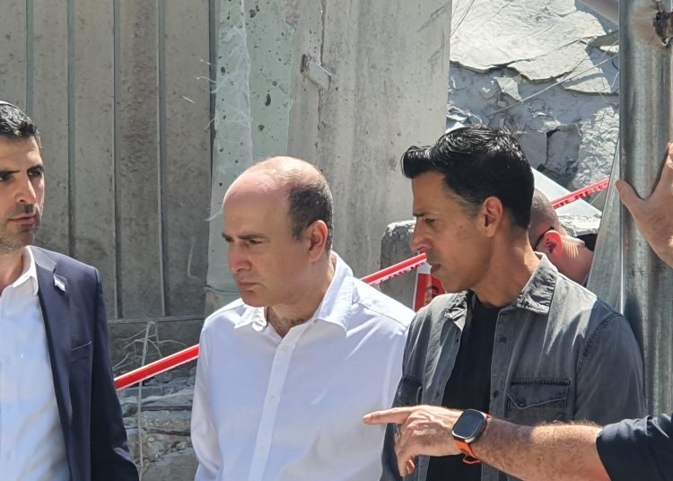 מימין מנכ"ל סלקום אלי אדדי, מנכ"ל משרד התקשורת אלעד מקדסי ושר התקשורת שלמה קרעי בסיור צילום זמן אוויר