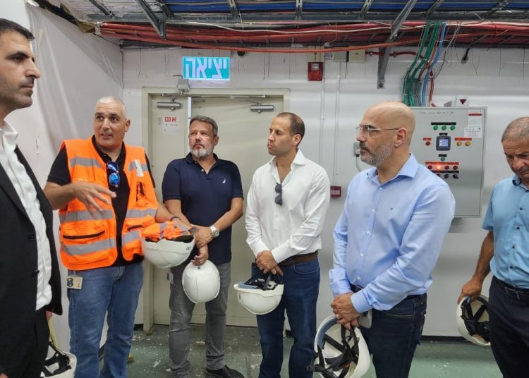 שר התקשורת שלמה קרעי משמאל בסיור עם ראשי בזק בצפון צילום דוברות משרד התקשורת
