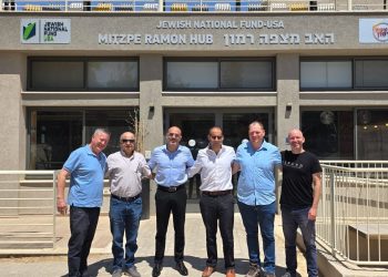 בכירי בזק ערכו סיור במצפה רמון במסגרת בחינת פרויקט הכבלים התת ימיים וחוות השרתים