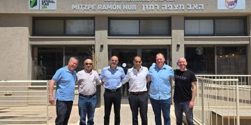בכירי בזק ערכו סיור במצפה רמון במסגרת בחינת פרויקט הכבלים התת ימיים וחוות השרתים
