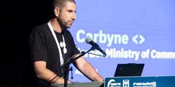 מהשוד בחוף תל אביב לסטארטאפ שמציל חיים – קרביין של אמיר אליחי משנה את עולם החירום