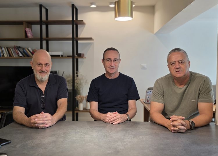 מימין לשמאל גד פרץ עורך האתר, עו"ד דן שמגר ועו"ד ירון קופפר צילום זמן אוויר
