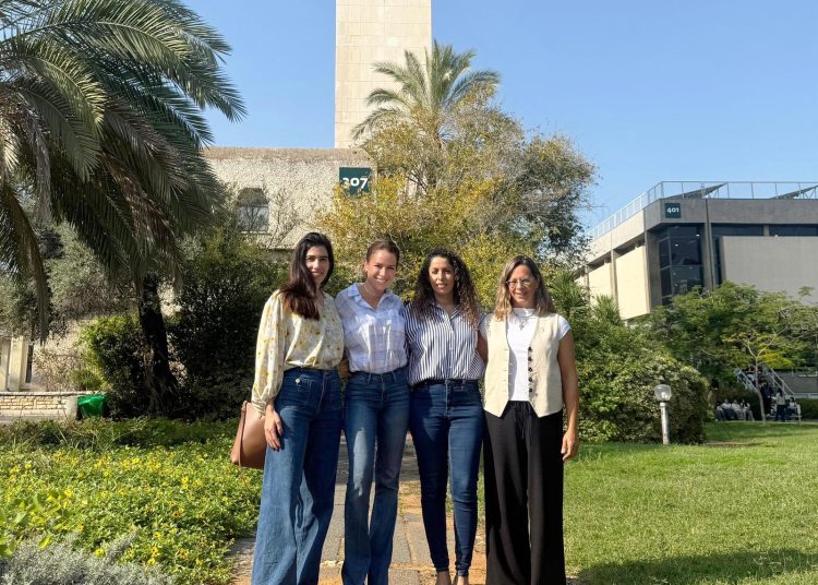 בצילום:
יעל גאוני סמנכ״ל תקשורת ורגולציה בפרטנר, אוריין סבן, מנהלת המחלקה לצמיחה ושותפויות בישראל
שרית בן משה, ראש מינהל המערך לתוכניות ייעודיות
עינת ברוק, ראש המדור לתוכניות לזרועות הביטחון
קרדיט צילום: יח״צ