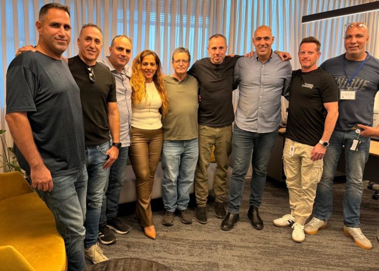 בתמונה מימין: שפריר קאשי ועד סלקום, אורי אורן יו"ר ועד סלקום, יחיאל שמן יו"ר ועד עובדי פלאפון, יקי חלוצי, יו"ר עובדי ההיי טק בהסתדרות, איציק מילשטיין, יו"ר ועד עובדי PHI, איריס טסה, יו"ר ועד עובדי פרטנר, דני וזאנה ועד עובדי פלאפון, משה בן ארצי ועד סלקום, אלי כהן יו"ר ועד הוט מובייל צילום יחסי ציבור